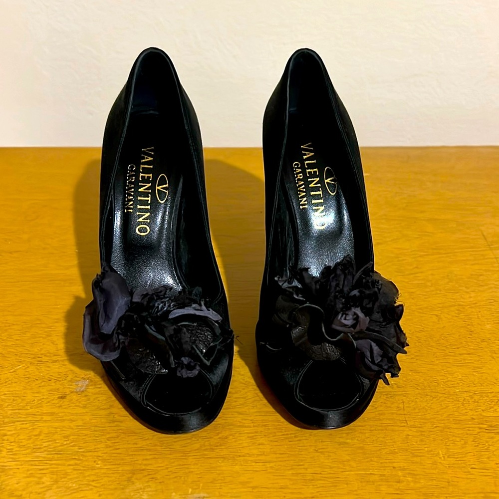 Valentino black silk peplum toe heels with silk flower detail size 36